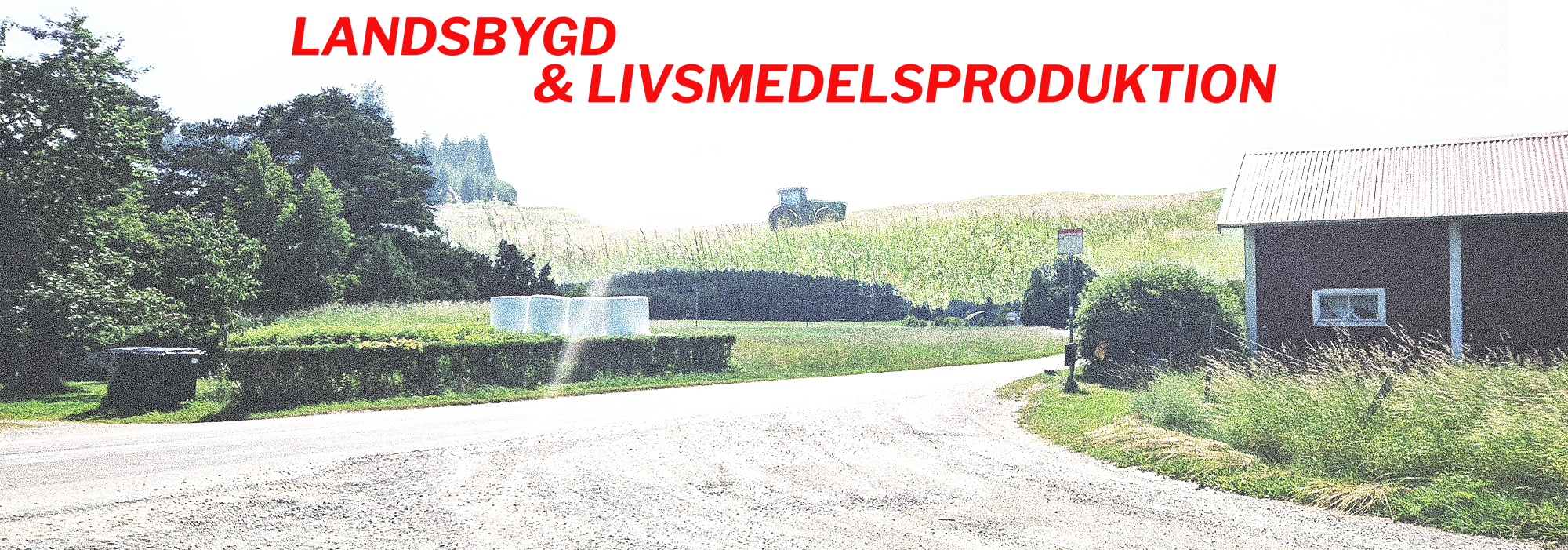 Träd, öppna fält, grusväg, busshållplats, traktor, inplastade höbalar och ett rött hus med vita knutar. Text i bild: Landsbygd & Livsmedelsproduktion.